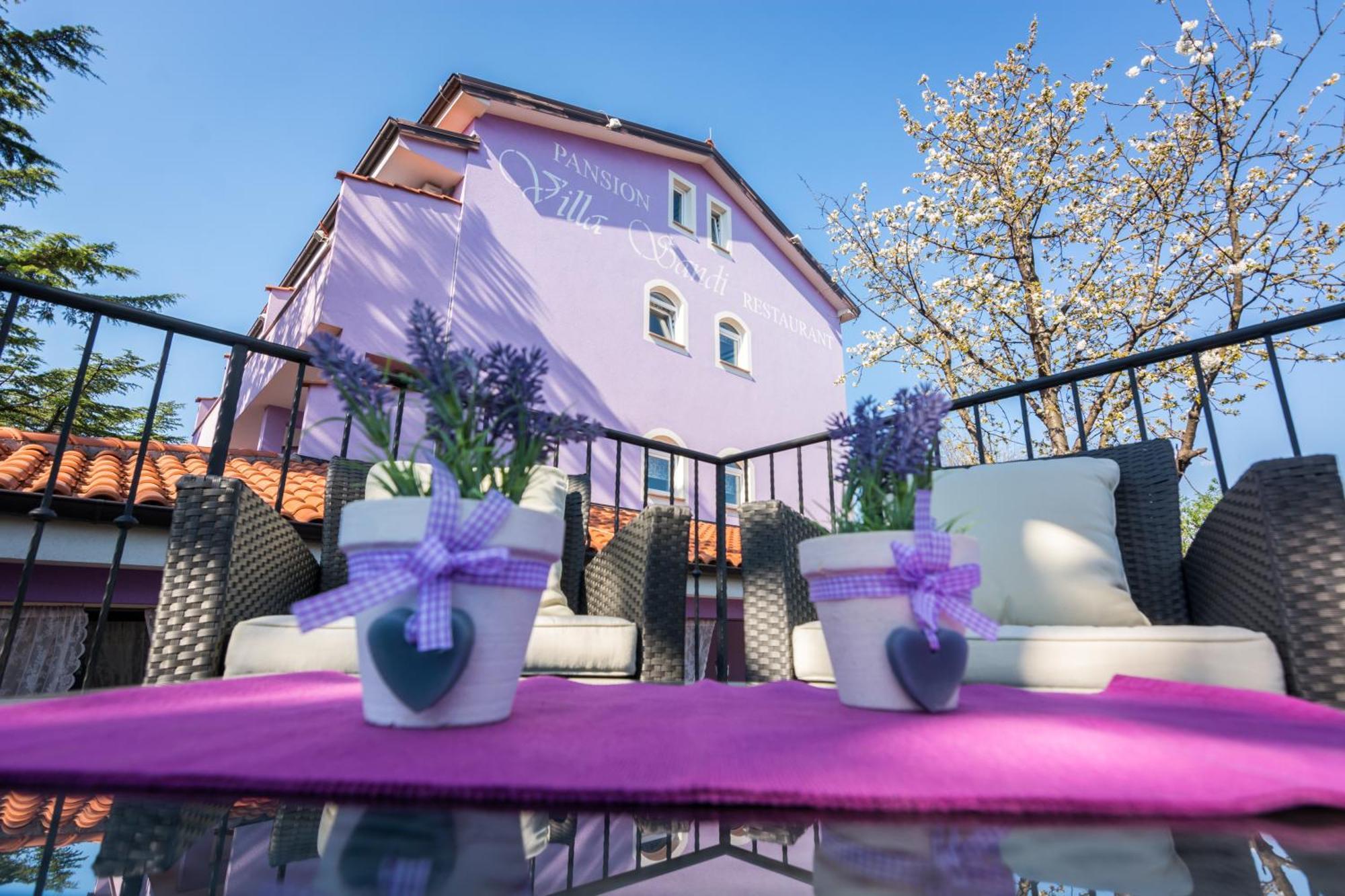 Sandi - Free Parking 4*